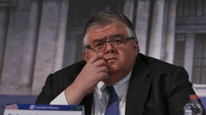Carstens vuelve a México y calla en medio de cuestionamientos a Banxico y acusaciones de narcolavado