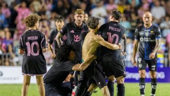 Fanático invade cancha en Puerto Rico y derriba a Messi en amistoso del Inter Miami (Video)