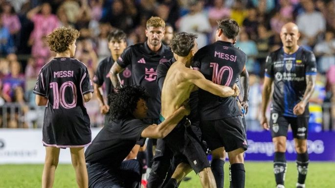 Fanático invade cancha en Puerto Rico y derriba a Messi en amistoso del Inter Miami (Video)