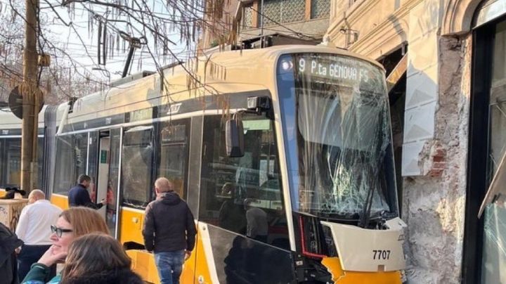 Descarrila tranvía en Milán y se estrella contra edificio; hay 2 muertos (Video)
