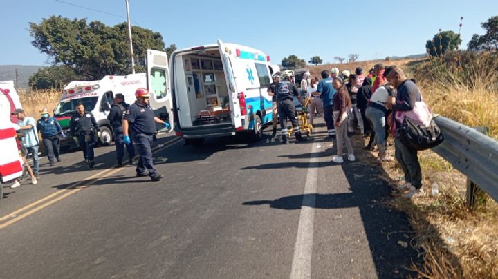 Volcadura de autobús en Curva del Diablo deja siete muertos y 25 lesionados, entre ellos menores