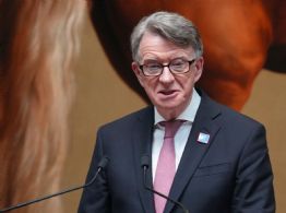 Político británico renuncia a Cámara de los Lores en medio de revelaciones sobre nexos con Epstein