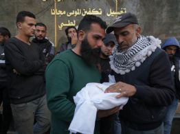 Israel ataca Gaza y mata a 19, en su mayoría mujeres y niños, tras decir que Hamás violó la tregua