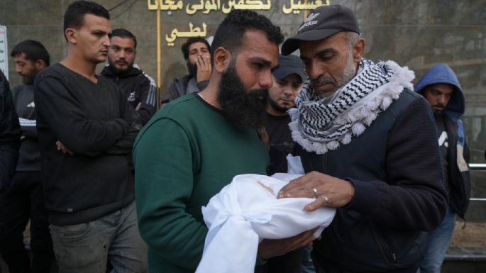 Israel ataca Gaza y mata a 19, en su mayoría mujeres y niños, tras decir que Hamás violó la tregua