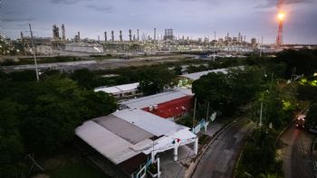 Dos Bocas: exigen reubicación de kínder y primaria expuestos a químicos de la refinería