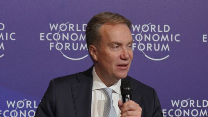 Foro Económico de Davos inicia investigación contra su director ejecutivo por vínculos con Epstein