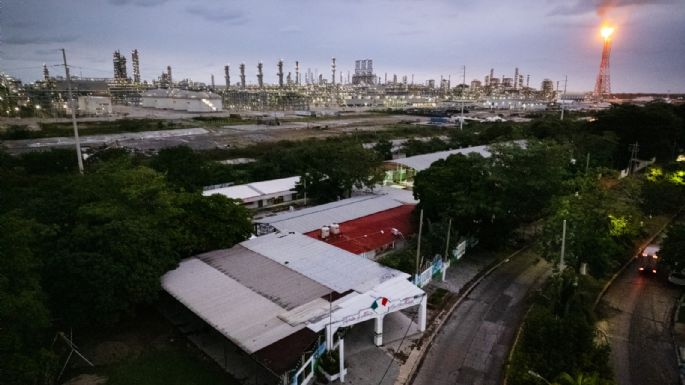 Dos Bocas: exigen reubicación de kínder y primaria expuestos a químicos de la refinería