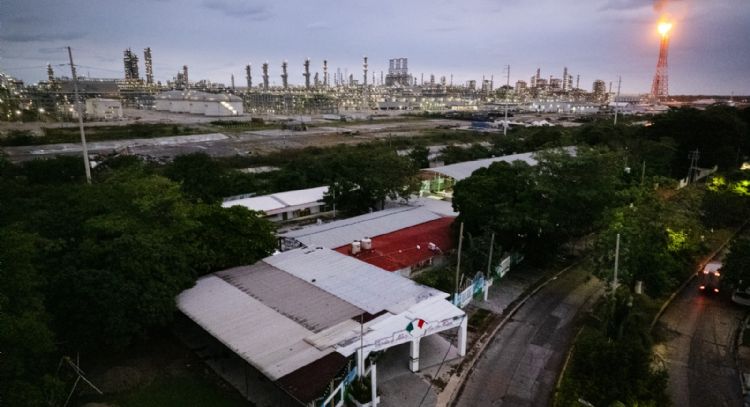 Dos Bocas: exigen reubicación de kínder y primaria expuestos a químicos de la refinería