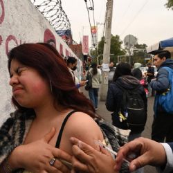 De cinco módulos de vacunación anunciados en Metrobús de Tlalpan, sólo instalan uno y por 40 minutos