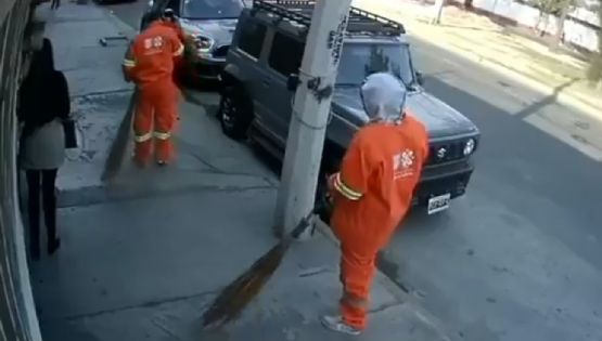 Detienen a cinco personas que robaron una casa disfrazados de trabajadores de limpia (Video)