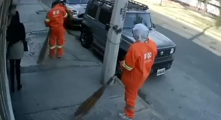 Detienen a cinco personas que robaron una casa disfrazados de trabajadores de limpia (Video)