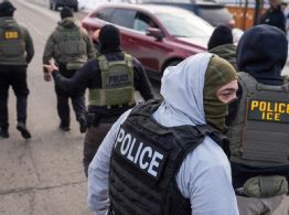 Agentes enmascarados, el símbolo de las redadas migratorias de Trump