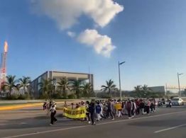Protestan en Dos Bocas por reubicación de escuelas colindantes con la refinería Olmeca