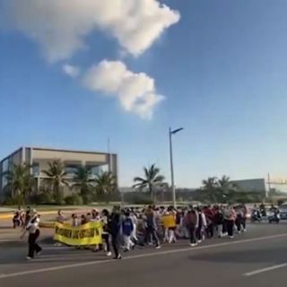 Protestan en Dos Bocas por reubicación de escuelas colindantes con la refinería Olmeca