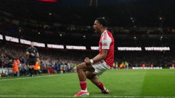 Arsenal derrota 2-1 al Chelsea y se sitúa con 5 puntos de ventaja en la cima de la Premier League