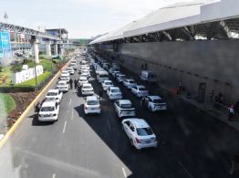 Taxistas anuncian manifestaciones contra Uber y DiDi en el AICM para el miércoles 11 de marzo