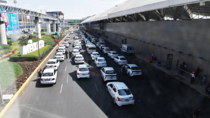 Taxistas anuncian manifestaciones contra Uber y DiDi en el AICM para el miércoles 11 de marzo