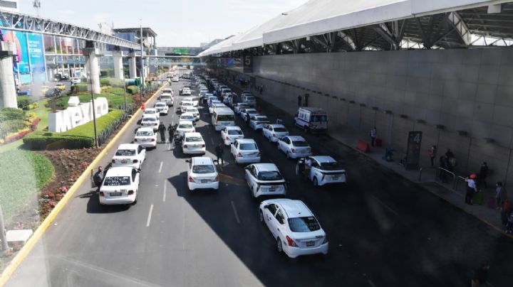 Taxistas anuncian manifestaciones contra Uber y DiDi en el AICM para el miércoles 11 de marzo