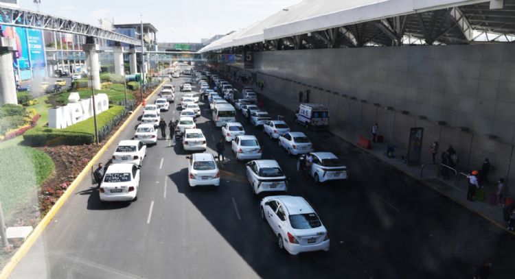 Taxistas anuncian manifestaciones contra Uber y DiDi en el AICM para el miércoles 11 de marzo