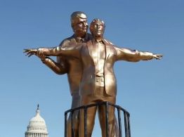 Activistas colocan estatua de Trump y Epstein al estilo Titanic