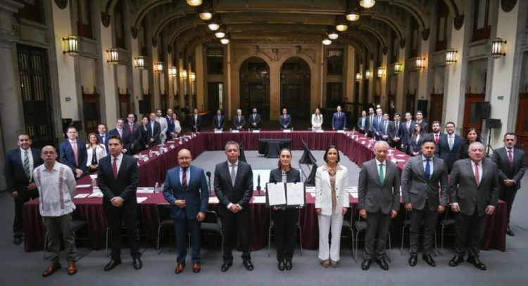 Sheinbaum renueva pacto empresarial y "congela" precio de la gasolinas en 24 pesos