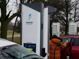 Guerra con Irán dispara el precio de la gasolina y reaviva el interés por los vehículos eléctricos