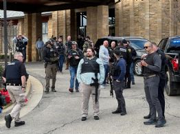 Agentes abaten a hombre armado que embistió con vehículo una sinagoga de Michigan