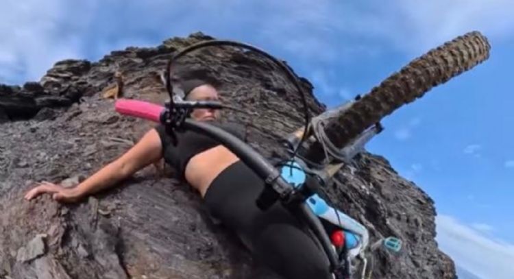 Video de ciclista Cecilia Sopeña se hace viral al estar a punto de caer en un barranco