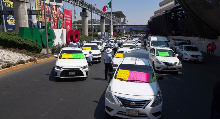 Uber y Didi fuera del aeropuerto: tregua federal con taxistas para evitar bloqueos ante el Mundial