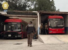 Cateo en Azcapotzalco: detienen a dos personas y aseguran vehículos de transporte público y monstruo