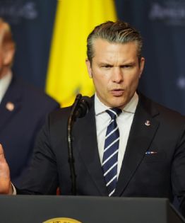 Secretario de Guerra de EU dice que líder de Irán está herido, con miedo y huyendo