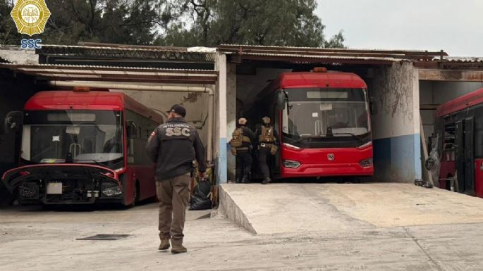 Cateo en Azcapotzalco: detienen a dos personas y aseguran vehículos de transporte público y monstruo
