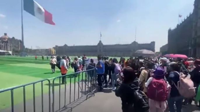 CNTE irrumpe en mega cancha de futbol en el Zócalo: “¡Si no hay solución, aquí será el plantón!”