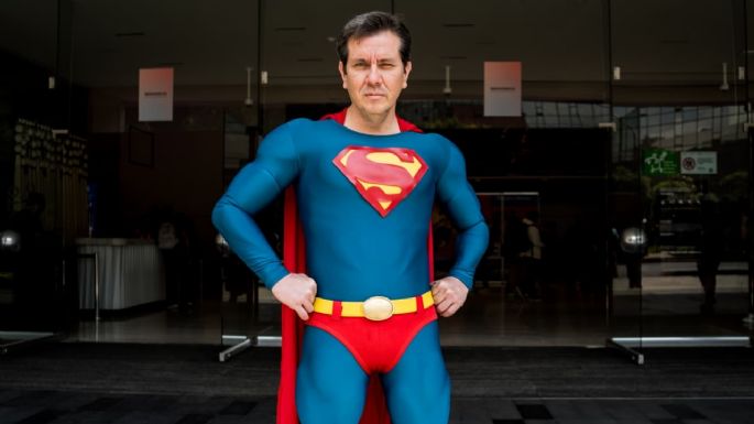 Horacio García Rojas y su “Batman Azteca”, figura de La Mole Convention 2026 (Video)