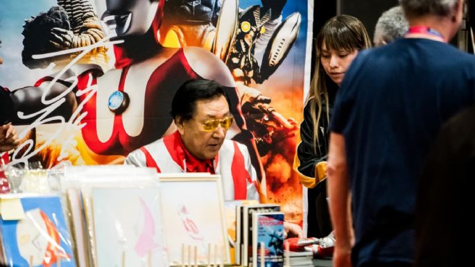 Horacio García Rojas y su “Batman Azteca”, figura de La Mole Convention 2026 (Video)