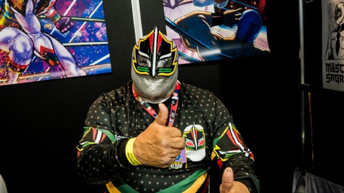 Horacio García Rojas y su “Batman Azteca”, figura de La Mole Convention 2026 (Video)