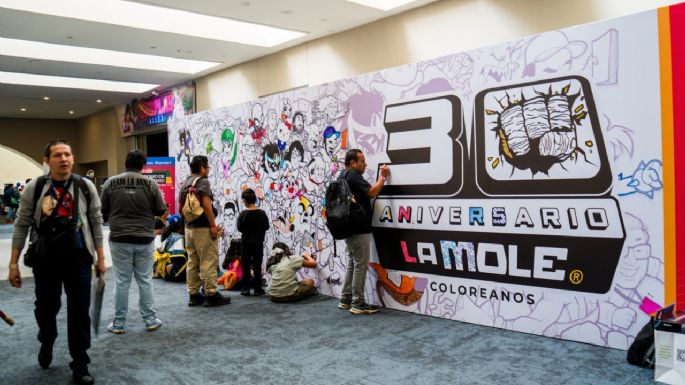 Horacio García Rojas y su “Batman Azteca”, figura de La Mole Convention 2026 (Video)