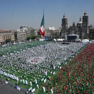 CDMX establece Récord Guinness con la clase de futbol más grande del mundo (Videos)
