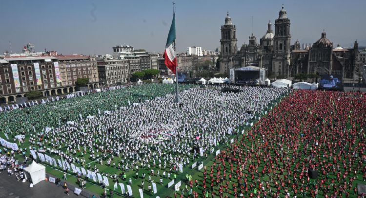 CDMX establece Récord Guinness con la clase de futbol más grande del mundo (Videos)