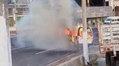 Foto ilustrativa de la nota titulada: Sicarios incendian una urvan con todo y pasajeros a bordo en Acapulco; murió el chofer (Video)