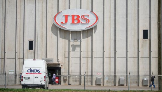 Miles de trabajadores están en huelga en una de las mayores plantas cárnicas de EU