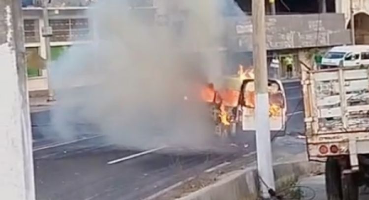 Sicarios incendian una urvan con todo y pasajeros a bordo en Acapulco; murió el chofer (Video)