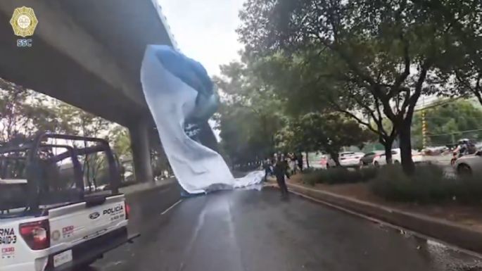 Así cayó una lona de espectacular sobre segundo piso de Periférico sur (Video)