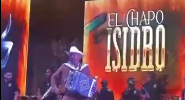 “Novillos de la sierra” le cantan al “Chapo Isidro” en carnaval de Sinaloa de Leyva