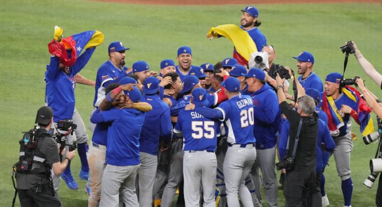 Venezuela vence 3-2 a EU y conquista su primer título del Clásico Mundial