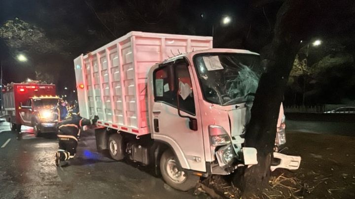 Camioneta de limpia con trabajadores a bordo choca contra árbol en Periférico sur; hay 12 heridos