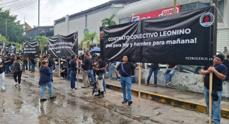 Trabajadores petroleros marchan "de luto" en Tabasco por contrato colectivo que señalan de “leonino"