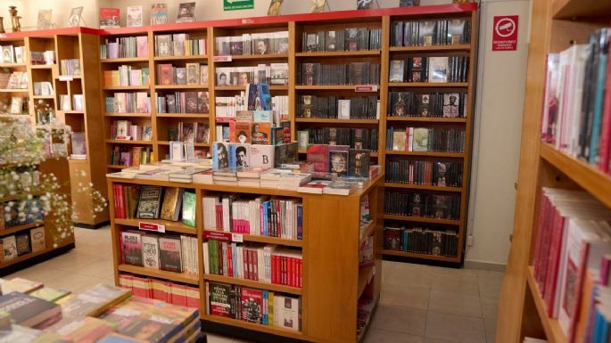 Refuerza Gobernador Durazo acceso a la educación y lectura con becas y librería del FCE en Cajeme