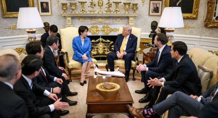 "¿Por qué no nos advirtieron sobre Pearl Harbor?", ironiza Trump frente a la ministra japonesa