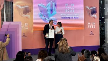 Elmer Mendoza recibe Premio Ibargüengoitia e inaugura la Feria del Libro de Guanajuato